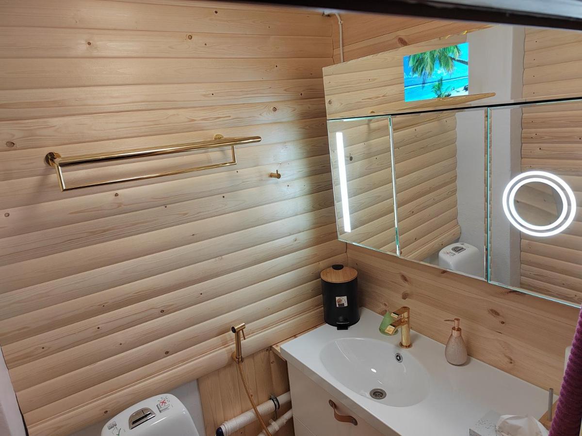 Relax & Recharge - A Unique Suite With A Touch Of Luxury - Hot Tub And Sauna Inspired Decor #Not A Real Sauna# Easy City Access - Direct Train 15 Min To City Helsinki Exterior photo