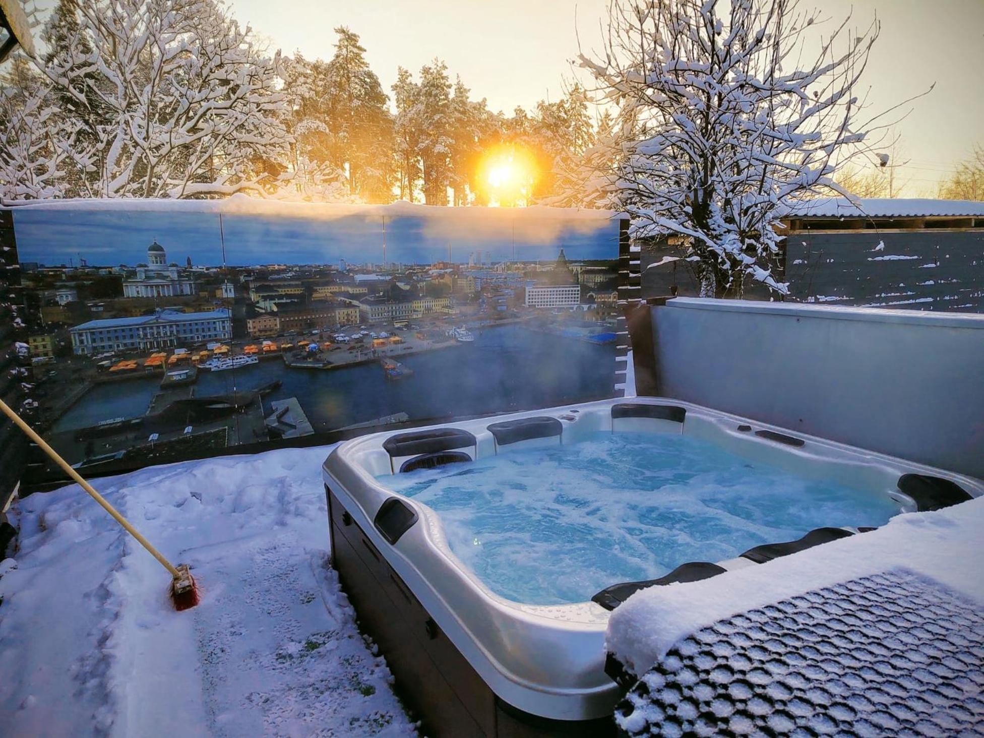 Relax & Recharge - A Unique Suite With A Touch Of Luxury - Hot Tub And Sauna Inspired Decor #Not A Real Sauna# Easy City Access - Direct Train 15 Min To City Helsinki Exterior photo