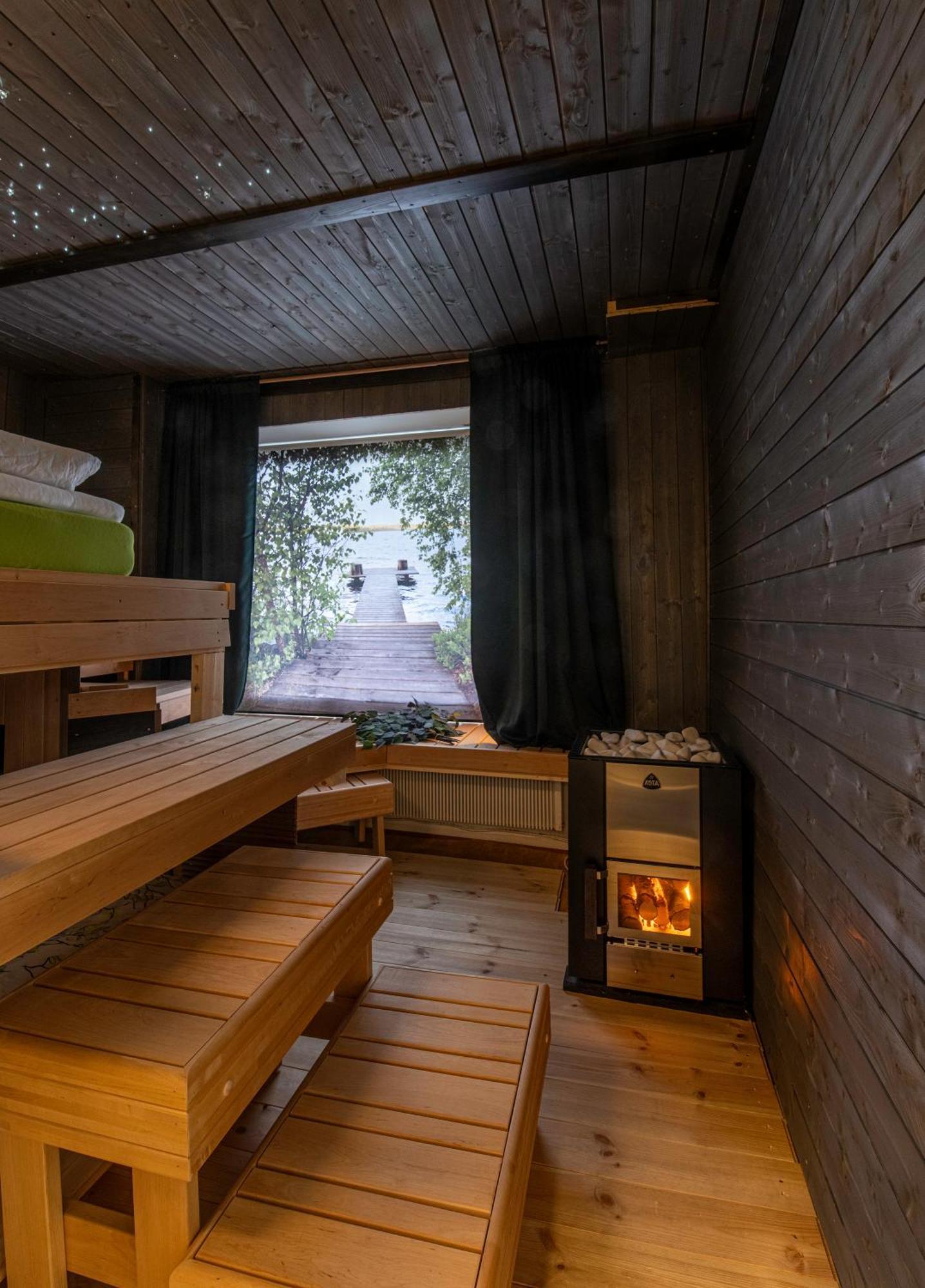 Relax & Recharge - A Unique Suite With A Touch Of Luxury - Hot Tub And Sauna Inspired Decor #Not A Real Sauna# Easy City Access - Direct Train 15 Min To City Helsinki Exterior photo
