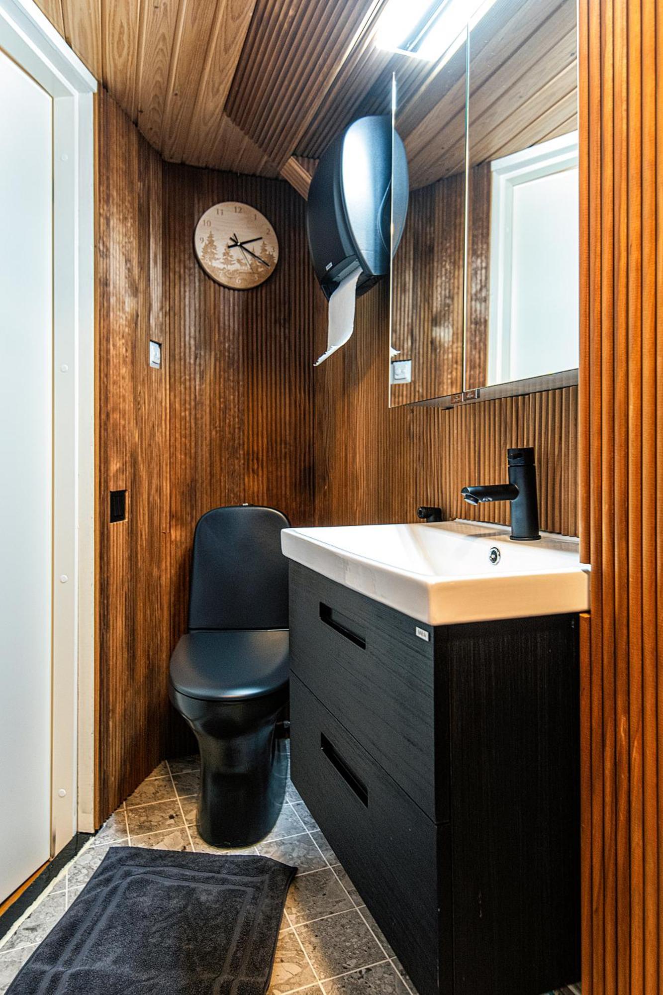 Relax & Recharge - A Unique Suite With A Touch Of Luxury - Hot Tub And Sauna Inspired Decor #Not A Real Sauna# Easy City Access - Direct Train 15 Min To City Helsinki Exterior photo