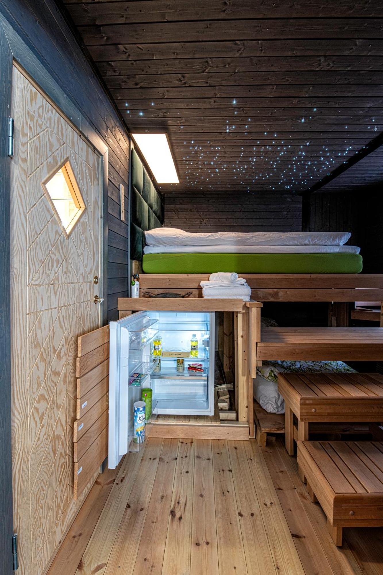 Relax & Recharge - A Unique Suite With A Touch Of Luxury - Hot Tub And Sauna Inspired Decor #Not A Real Sauna# Easy City Access - Direct Train 15 Min To City Helsinki Exterior photo